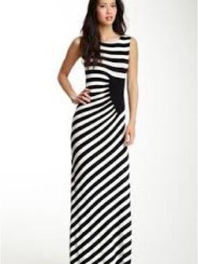 🌸eci short-sleeve maxi dress features a bold, diagonal black and white striped S